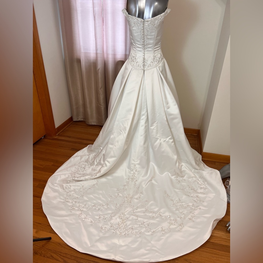 Elegant Off-Shoulder Ivory Embroidered Ball Gown - Picture 9 of 10